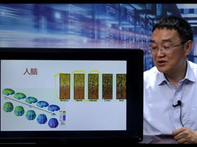 刘鹏教授在数字经济公益直播课堂作报告